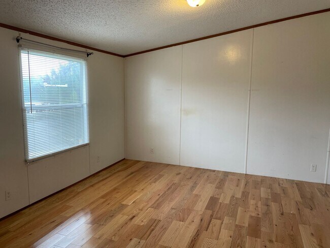 Foto del edificio - Three Bedroom Trailer Home in Rhodhiss With Shed