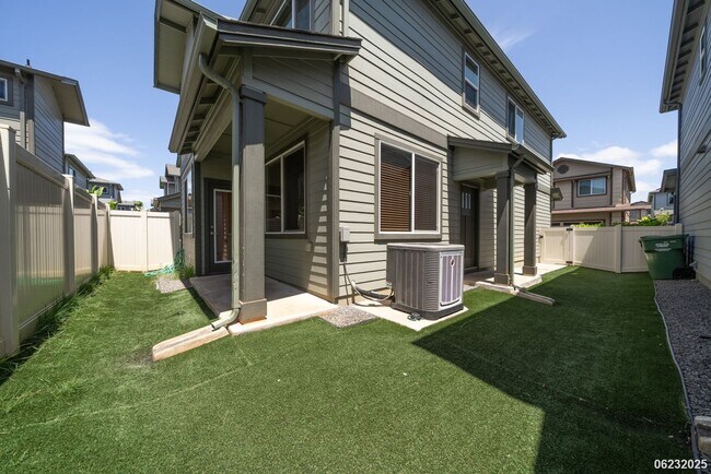 Foto del edificio - Available now!  4-bedroom, 2.5-bath, 2-car...