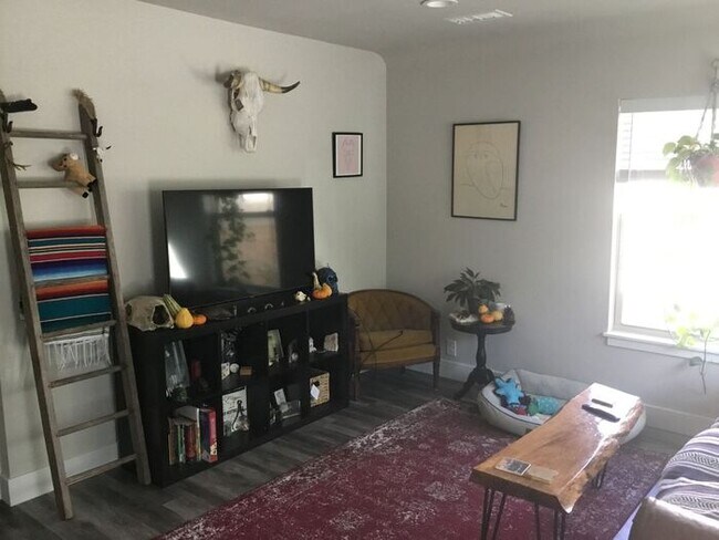 Foto del edificio - Refinished 2 Bedroom Home Near Downtown Fo...