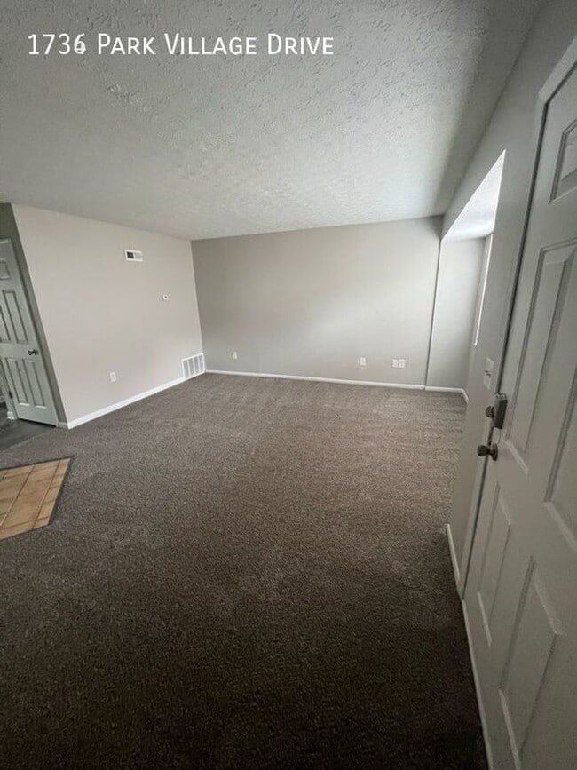 Building Photo - 2 Bedroom 2.5 Bath Townhome