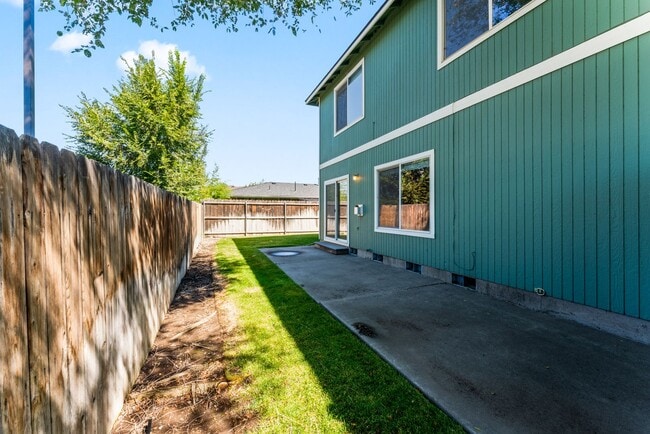 Building Photo - Live in Redmond Oregon