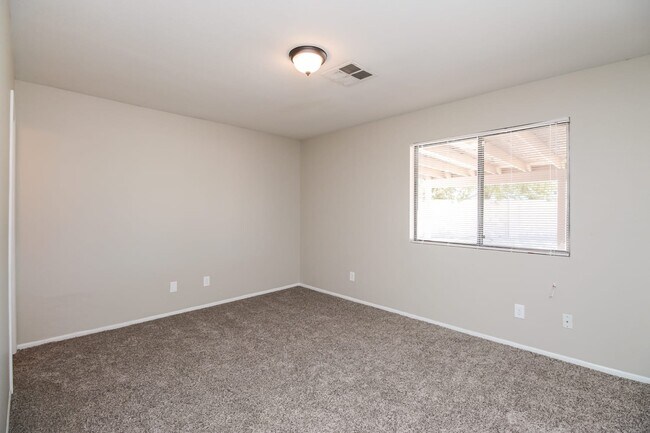 Foto del edificio - 4832 N 86th Dr