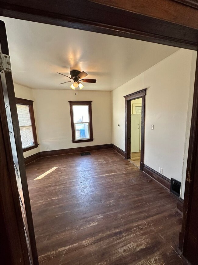 Building Photo - 3BD/1BA TWO-STORY HOME
