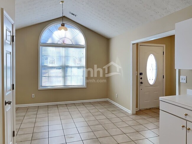 Foto del edificio - 7102 Independence Dr