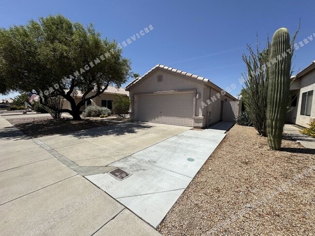 Building Photo - 3 BEDROOM WITH NO CARPET/LARGE YARD