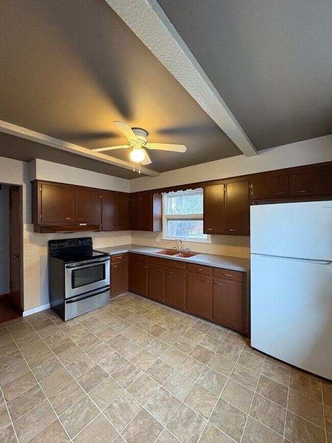 Foto del edificio - Three bedroom one bathroom home for rent