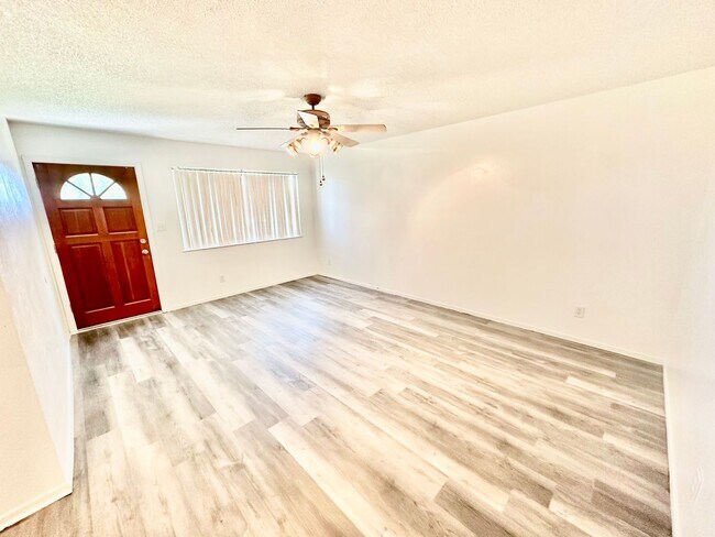 Building Photo - Nicely Updated 3/2 in Tulare
