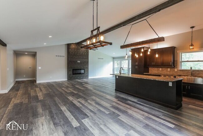 Building Photo - 3 Royal Dr