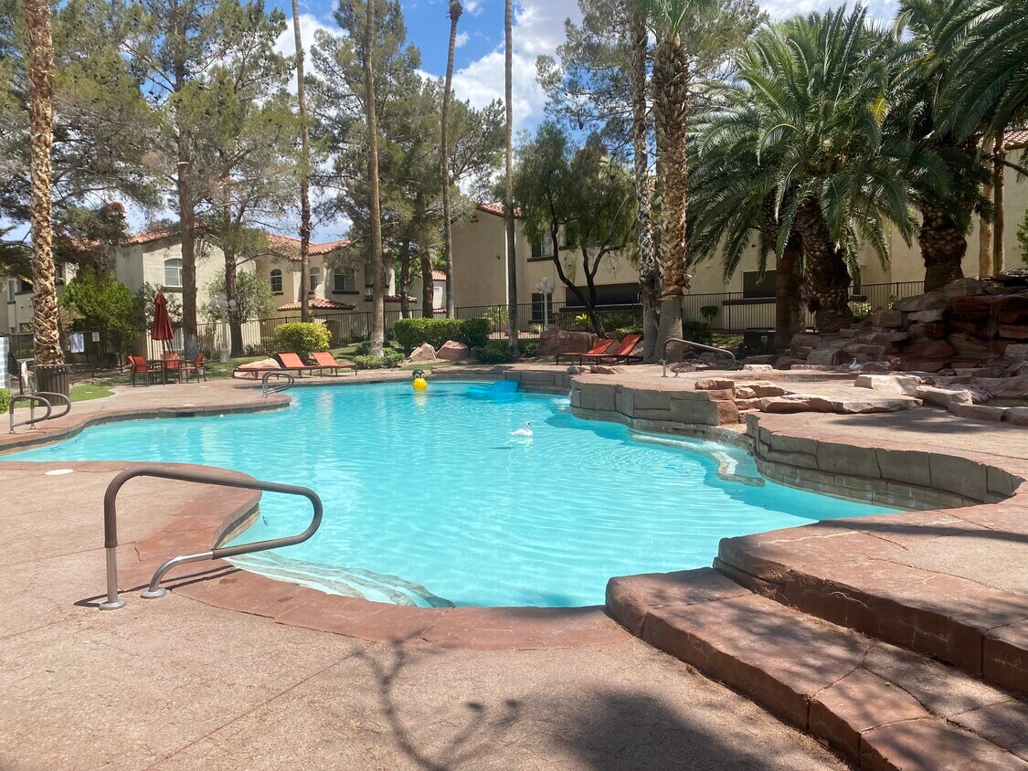 Foto principal - 2975 Bluegrass Ln