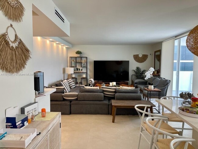 Building Photo - 2030 S Ocean Dr