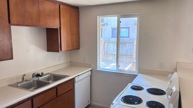 Building Photo - 2 Bedrooms in Pollock Pines Available May 1st