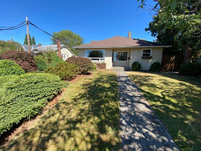 Foto del edificio - Charming 3-Bedroom Home with Massive Detac...