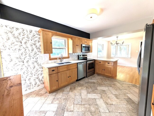 Building Photo - Gorgeous 3-bedroom single family home - Av...