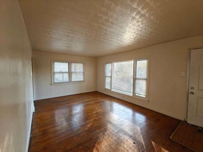 Building Photo - 2 Bedroom