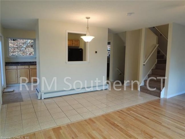 Building Photo - Sunny Townhouse Style in East Rock