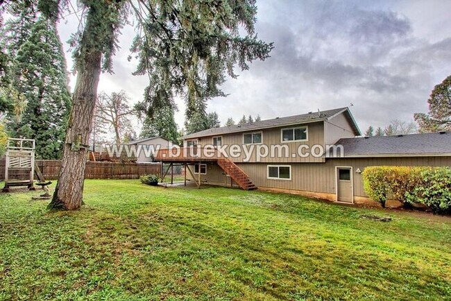 Foto del edificio - Newly Remodeled 5 Bed, 2 Bath Home with RV/Boat Parking in Oregon City