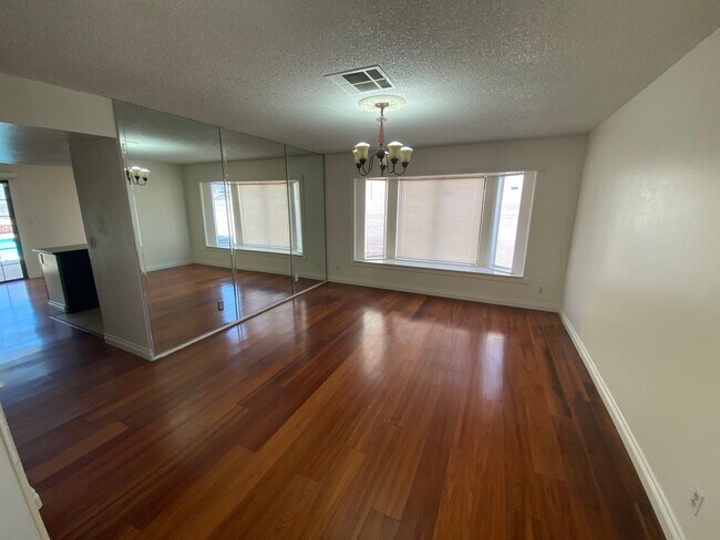 Foto del edificio - Wonderful 4 bed/2.5 bath home located on t...