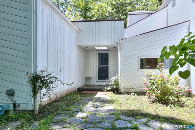 Foto del edificio - 112 Birch Hill Rd