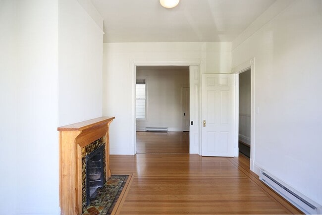 Building Photo - Top floor 2BR/1BA, H/W floors, Small Pets ...