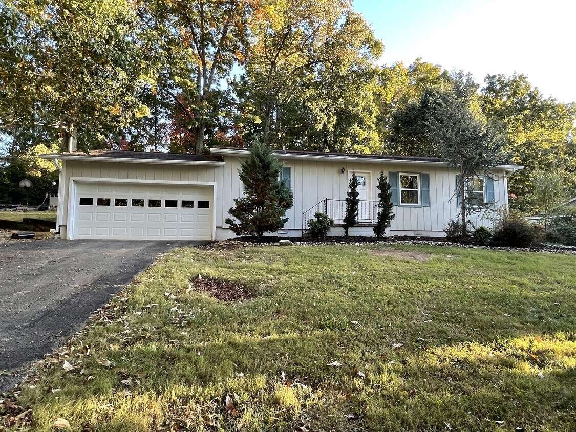 400 W 10th Ave, Lenoir City, TN 37771 House Rental in Lenoir City, TN