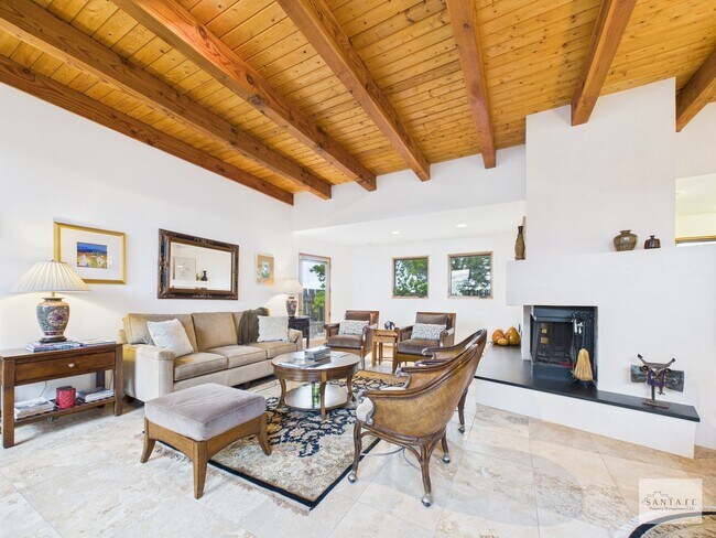 Building Photo - Stylish Home in Eldorado | Furnished or Un...