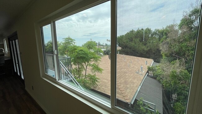 West facing window- living room view - 1320 Mohawk St