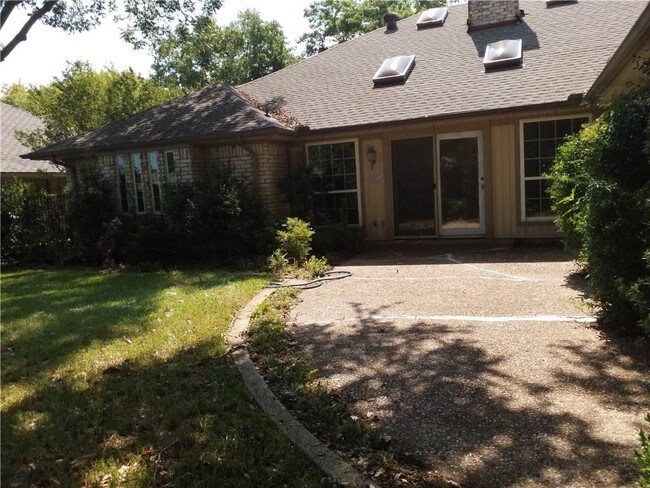 Building Photo - 2309 Fountain Head Dr