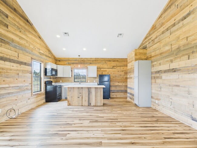 Building Photo - 2/2 Custom Cabin