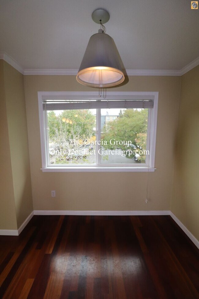 Building Photo - Great 2 Bedroom Hawthorne Condo!