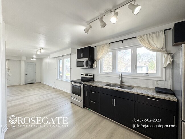 Photo du bâtiment - All-Inclusive 2-Bedroom Main Level Apartment with Porch & Backyard – Pet Friendly – Etobicoke