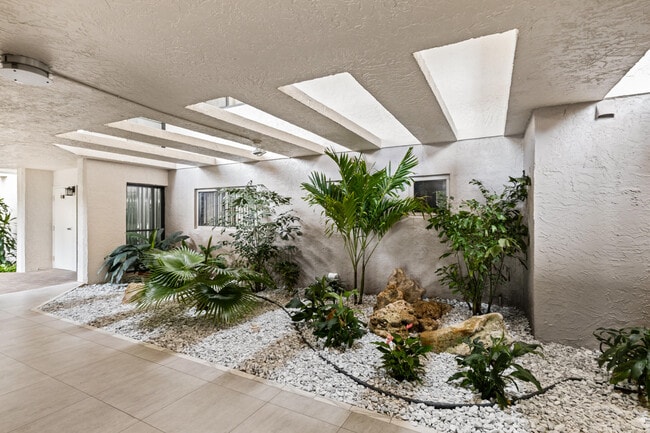 Foto del edificio - 5279 Fountains Dr S