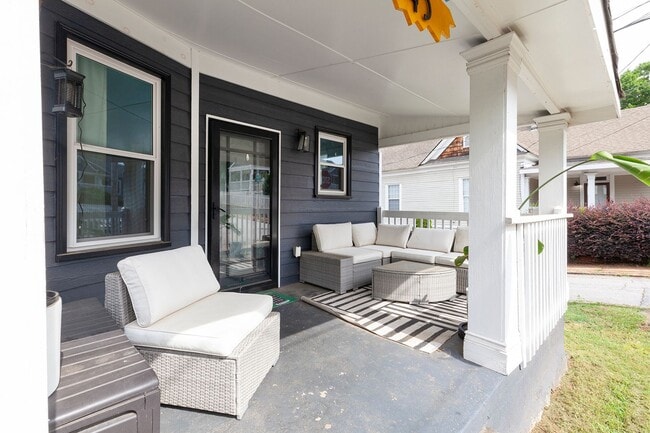 Foto del edificio - Stylishly Updated 3/2 w/ Large Deck in Grant Park!