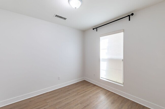 Foto del edificio - 10736 Bloomfield St