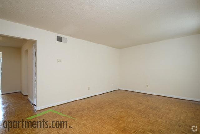 Living Room - Chestnut Arms Apartments
