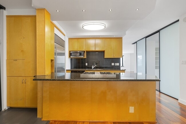 Building Photo - 65 E India Row