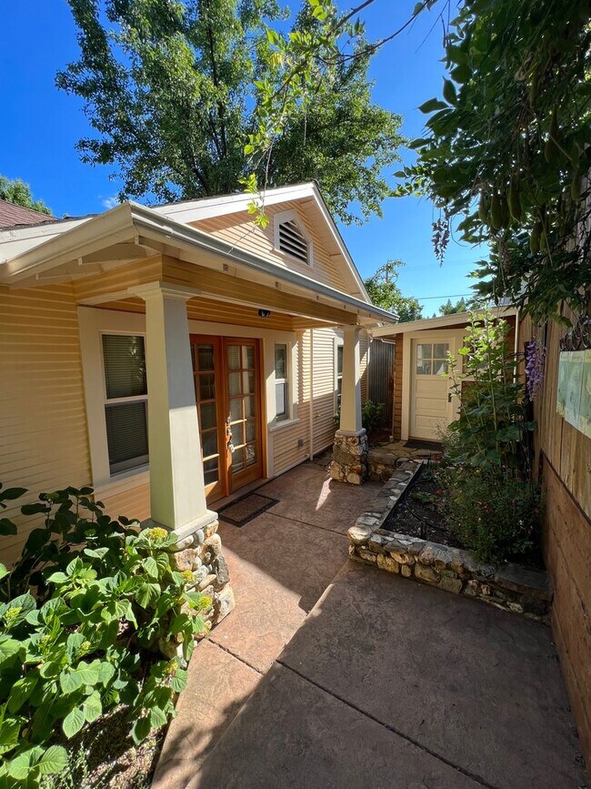 Foto del edificio - Charming 1 bedroom 1 bath cottage tucked off the beaten path but in down town Grass Valley with p...