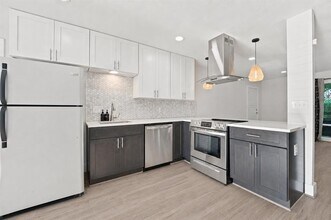 Building Photo - 5332 Balcones Dr