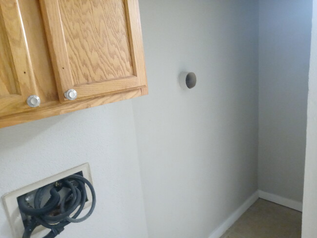 Washer/Dryer hook-up - 14751 E Tennessee Dr