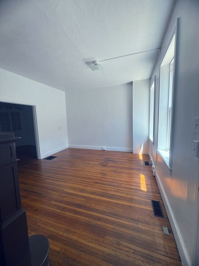 Foto del edificio - Cozy 2 Bedroom House with Fenced Courtyard...
