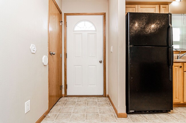 Building Photo - Fantastic two bedroom row house!