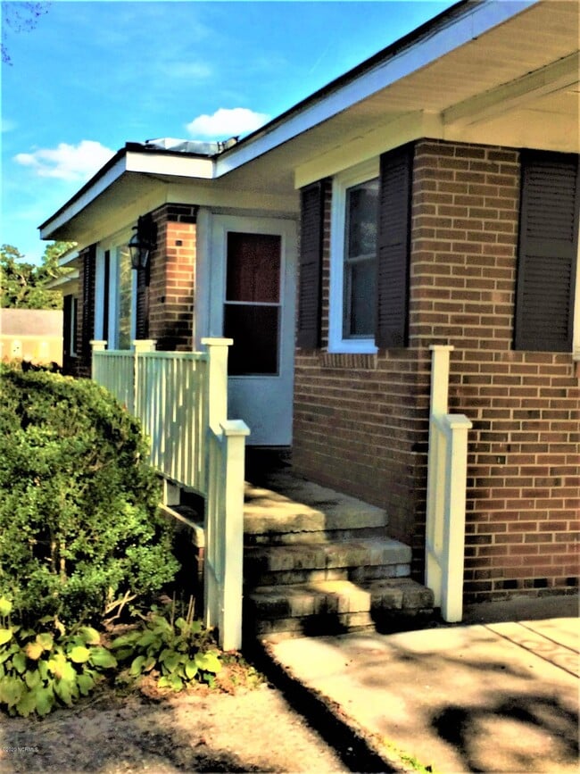 Building Photo - 1051 White Rd