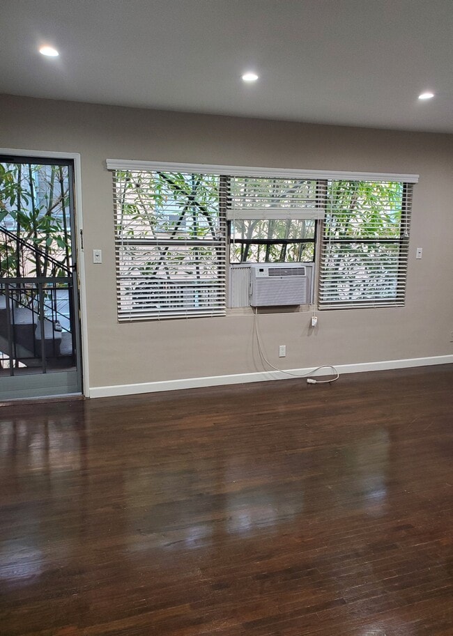 Building Photo - 8616 Holloway Dr