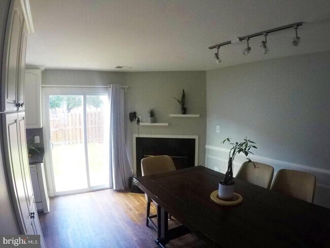 Foto del edificio - 8702 Village Green Ct