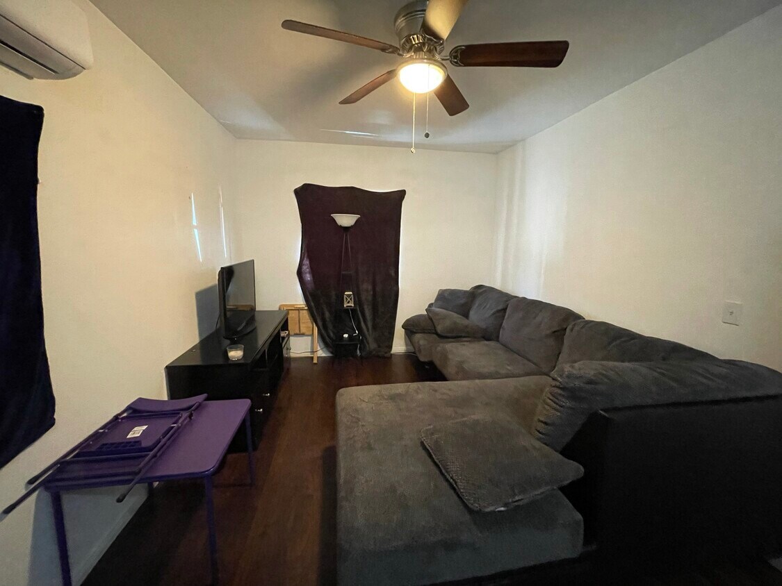 Sala de estar - 43235 Echard Ave