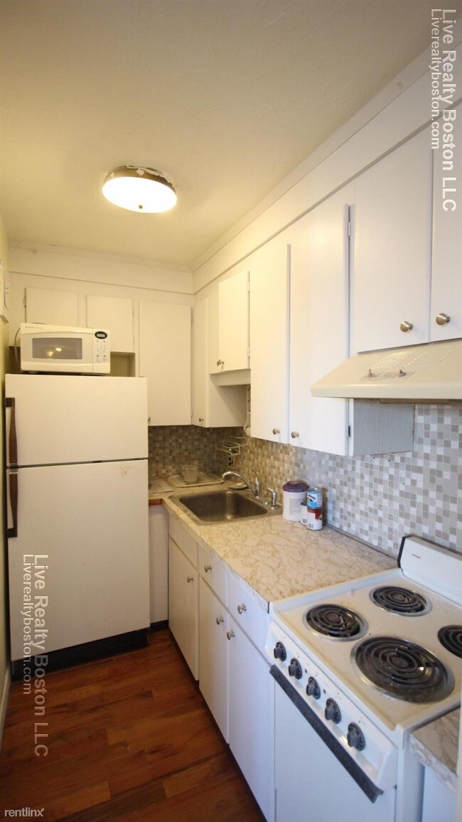 Building Photo - 213 Kelton St