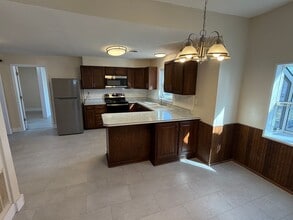 Building Photo - 916 N 10th St