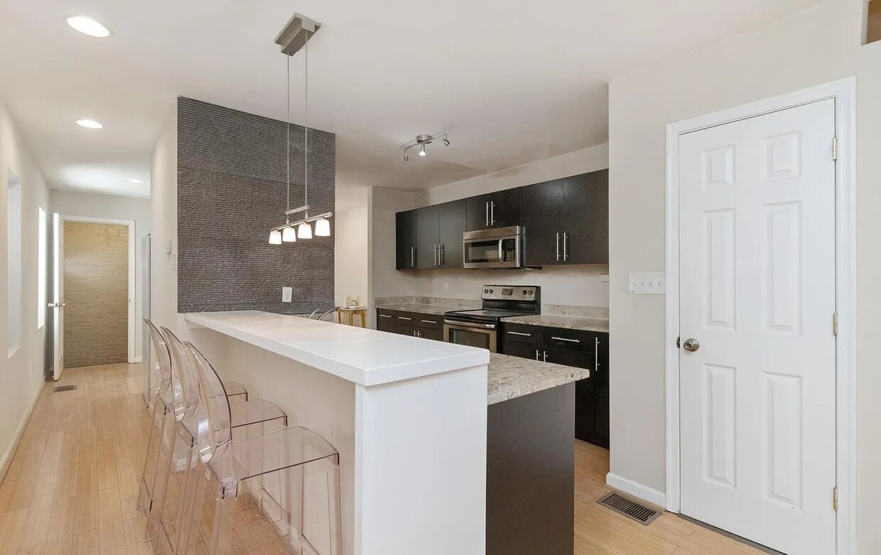 Foto principal - Spacious 4-Bedroom Townhome Near Johns Hop...