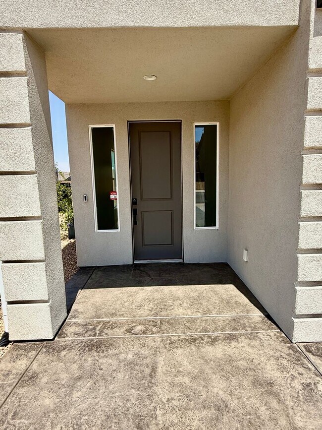 Foto del edificio - BRAND NEW Three Bedroom Townhome in Desert...