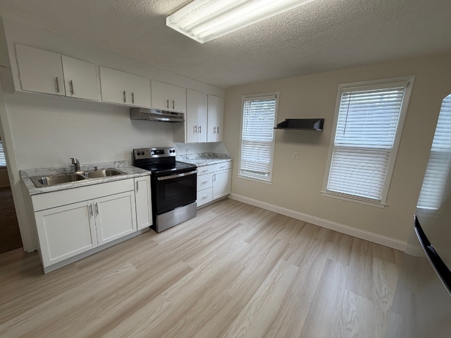 Building Photo - 347 4th Ave S