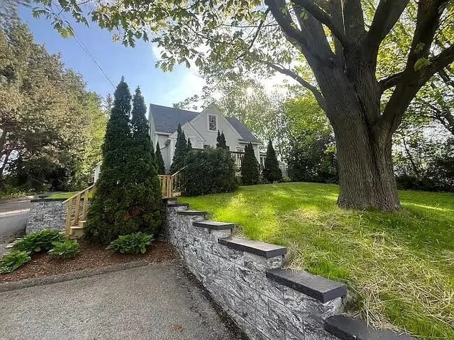 Building Photo - 289 Malletts Bay Ave